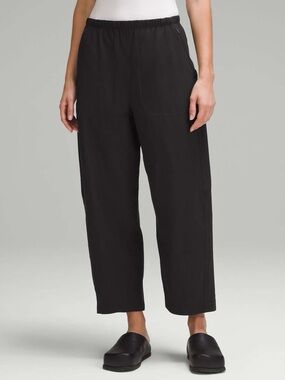 Lululemon Lightweight Mid-Rise Barrel-Leg Cropped Pant